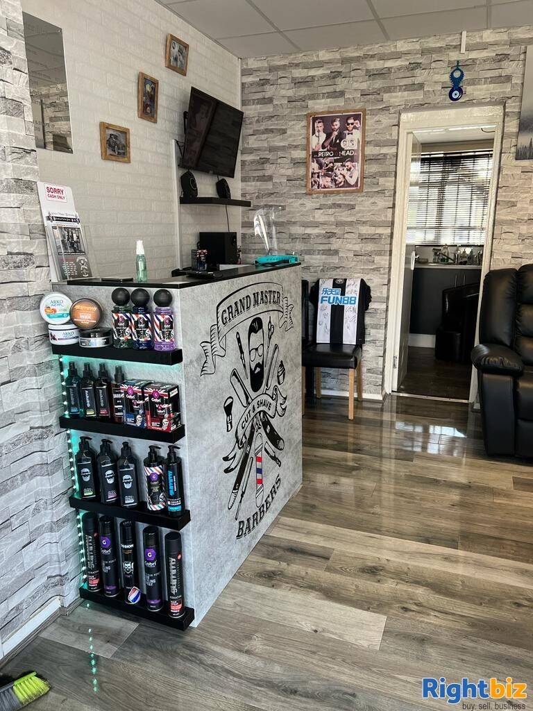 Leasehold Barber shop for sale with 2 bed flat Photo 4