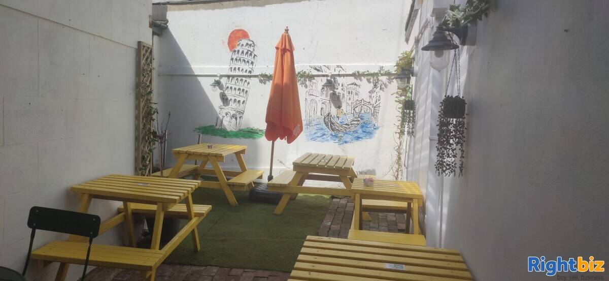 Successful licensed restaurant-cafe in the Brighton Lanes
