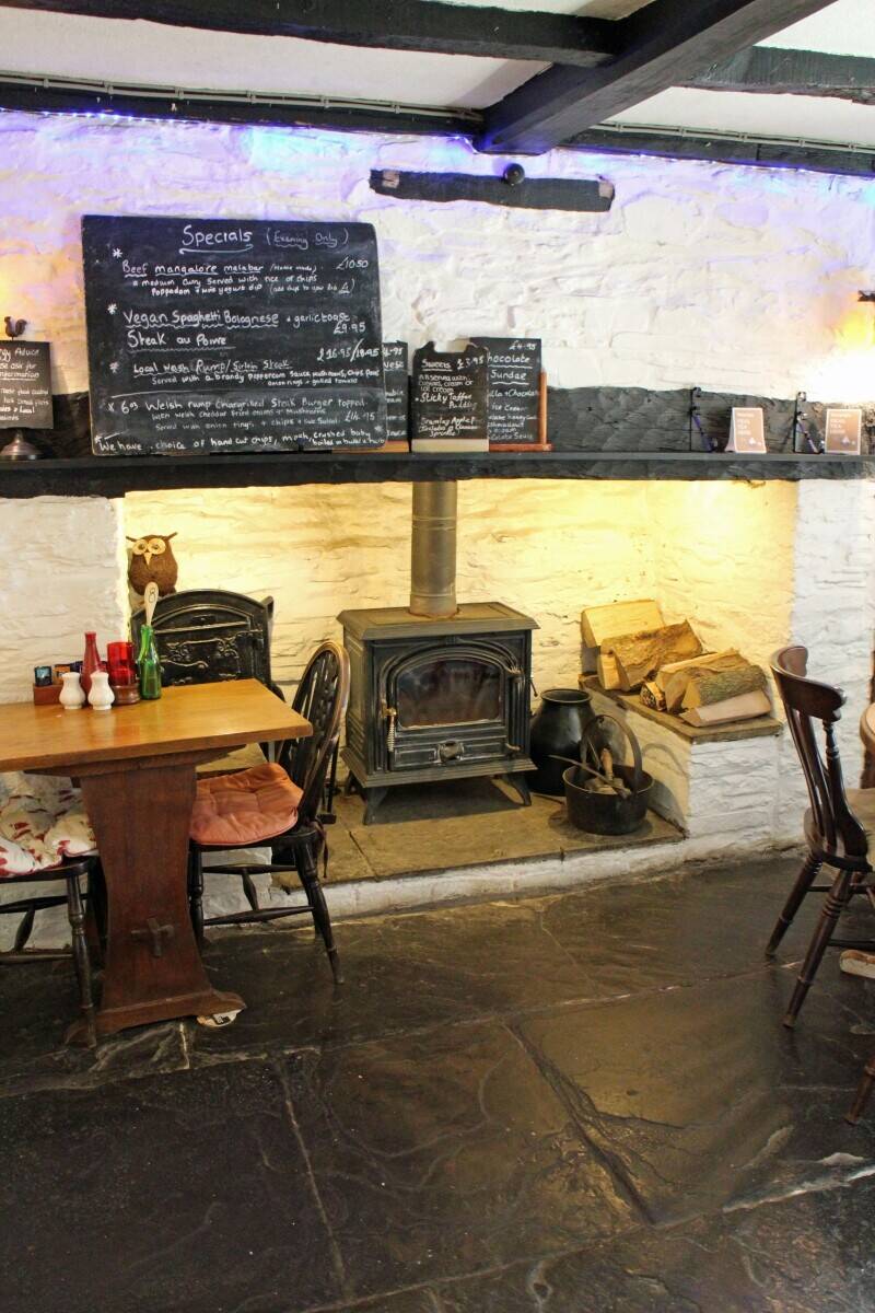 POWYS - 16TH CENTURY MAIN ROAD COUNTRY INN