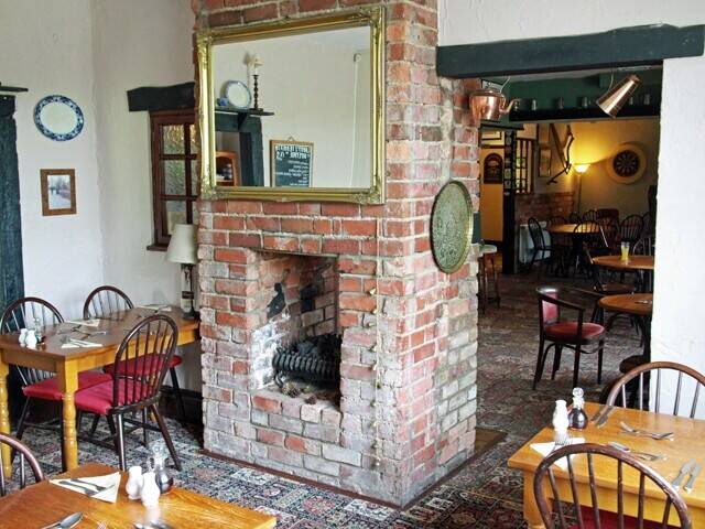 GLOUCESTER - SUBSTANTIAL EDGE OF VILLAGE PUBLIC HOUSE