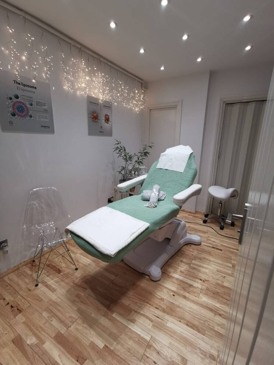 Fully Equipped Nail & Beauty Salon &ndash; Central Eastbourne | 70 m&sup2; Premises &bull; 1 min from Station Photo 5