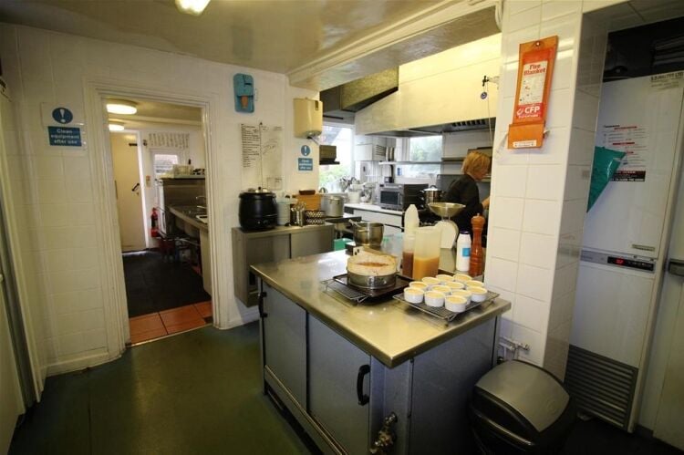 FREEHOLD/LEASEHOLD LIC. RESTAURANT WITH SELF CONTAINED 2 BEDROOM MAISONETTE Photo 4