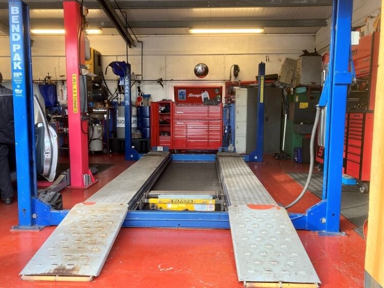 MOTOR VEHICLE DIAGNOSTICS, SERVICING, REPAIR, MOT CENTRE & TYRE BAY