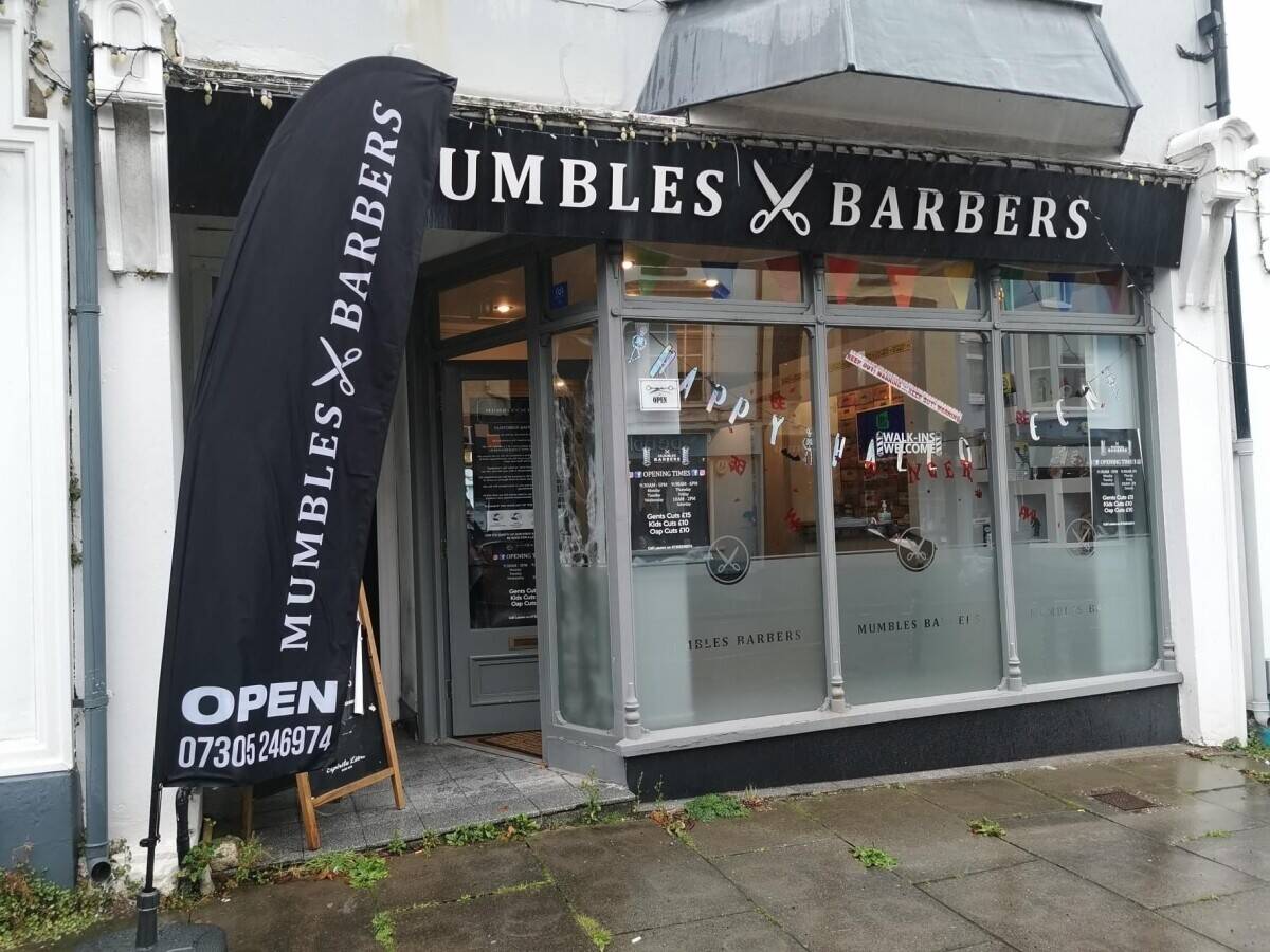 Well-situated Barber Shop for sale with another separate entrance for potential letting