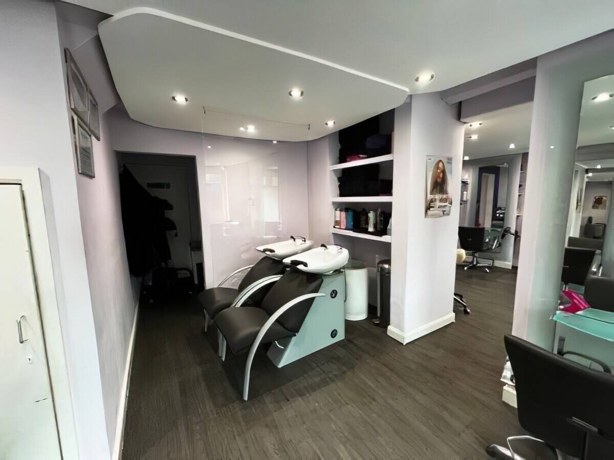 A Top Quality Hair Salon, the sought after village of Radcliffe-on-Trent, Nottinghamshire. For Sale. Photo 4