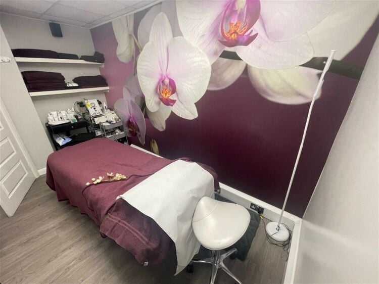 PROFITABLE, LONG-ESTABLISHED SKIN & LASER CLINIC WITH RECURRING CLIENTBASE Photo 4