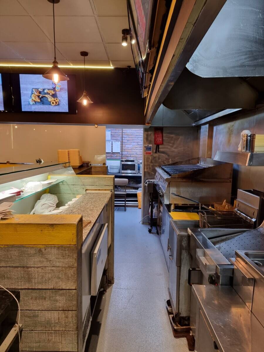 Leasehold Pizza and grilled chicken shop with 3-bed flat Photo 4