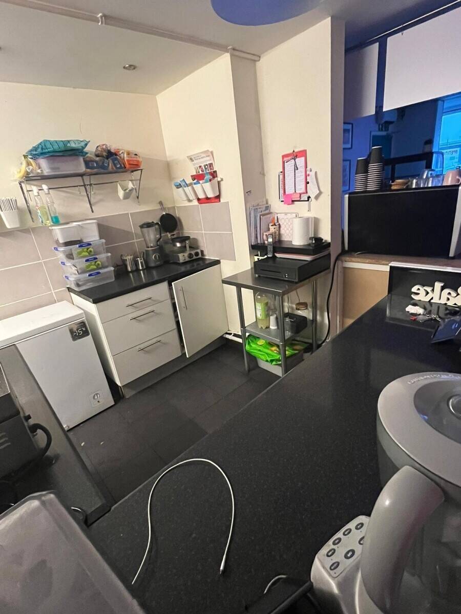 Busy little cafe/bakery with large online customer base and great location