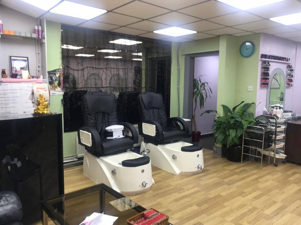 Leasehold hair and beauty salon for sale in Northwood Photo 4