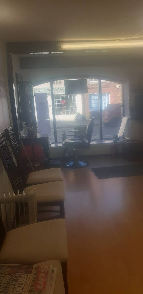 Profitable Barbershop for sale with regular customer an cheap rent Photo 4