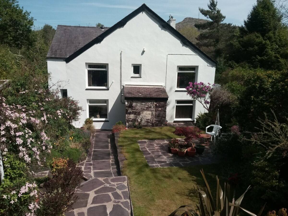Busy guest house for sale in Llanberis Photo 4