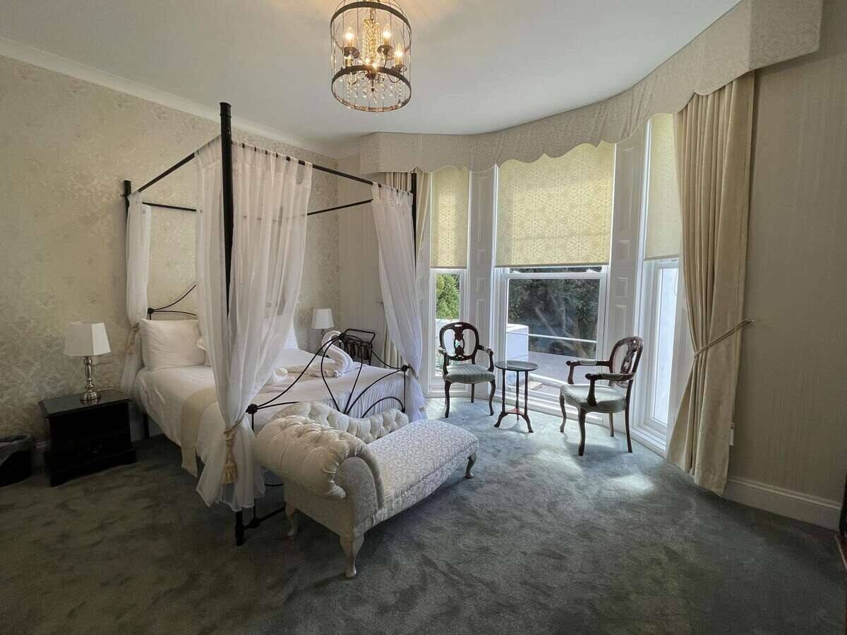 Beautiful guest house in Torquay for sale
