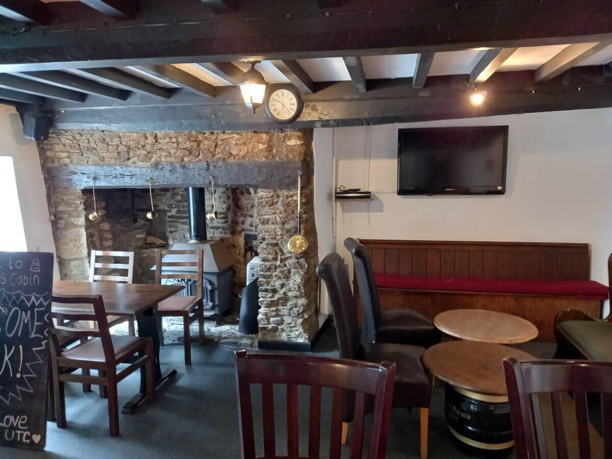 HISTORIC FREEHOUSE IN BUSY SOMERSET TOWN Photo 4