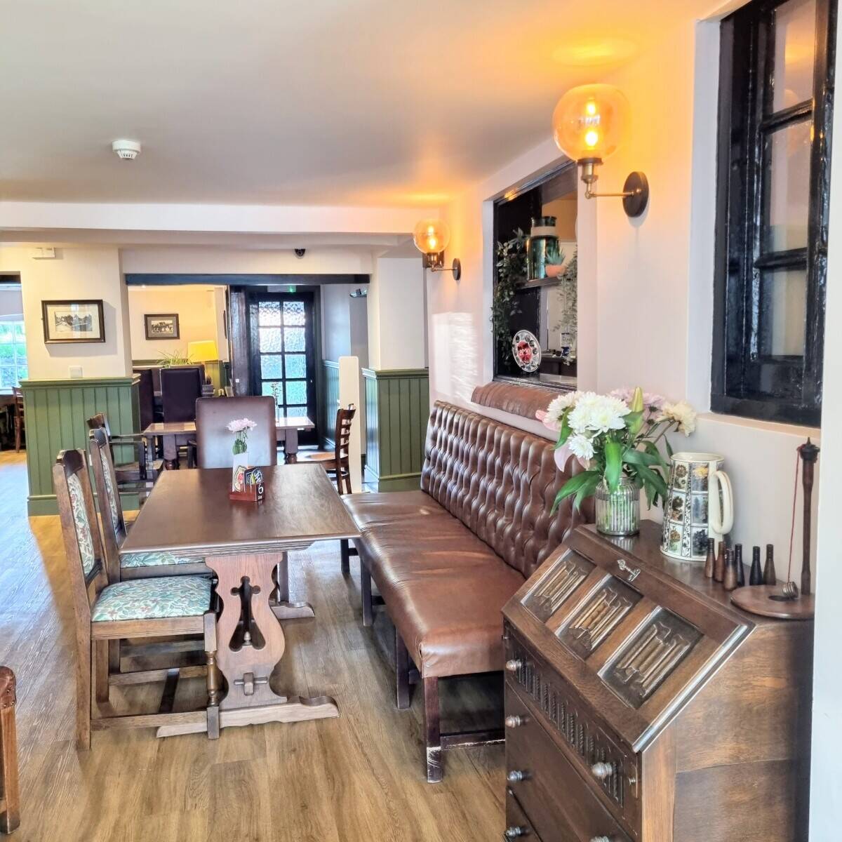 Modern, traditional free house in Nottinghamshire for sale