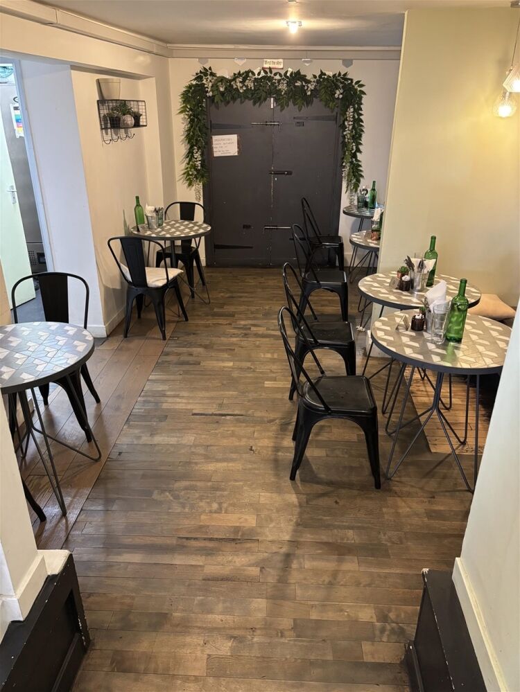 AN INDEPENDENT CAFÉ PROVIDING HEALTHY AND INDULGENT TREATS