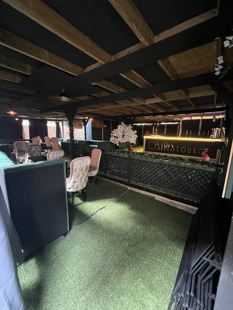 Grill restaurant with alcohol license & 10 years lease