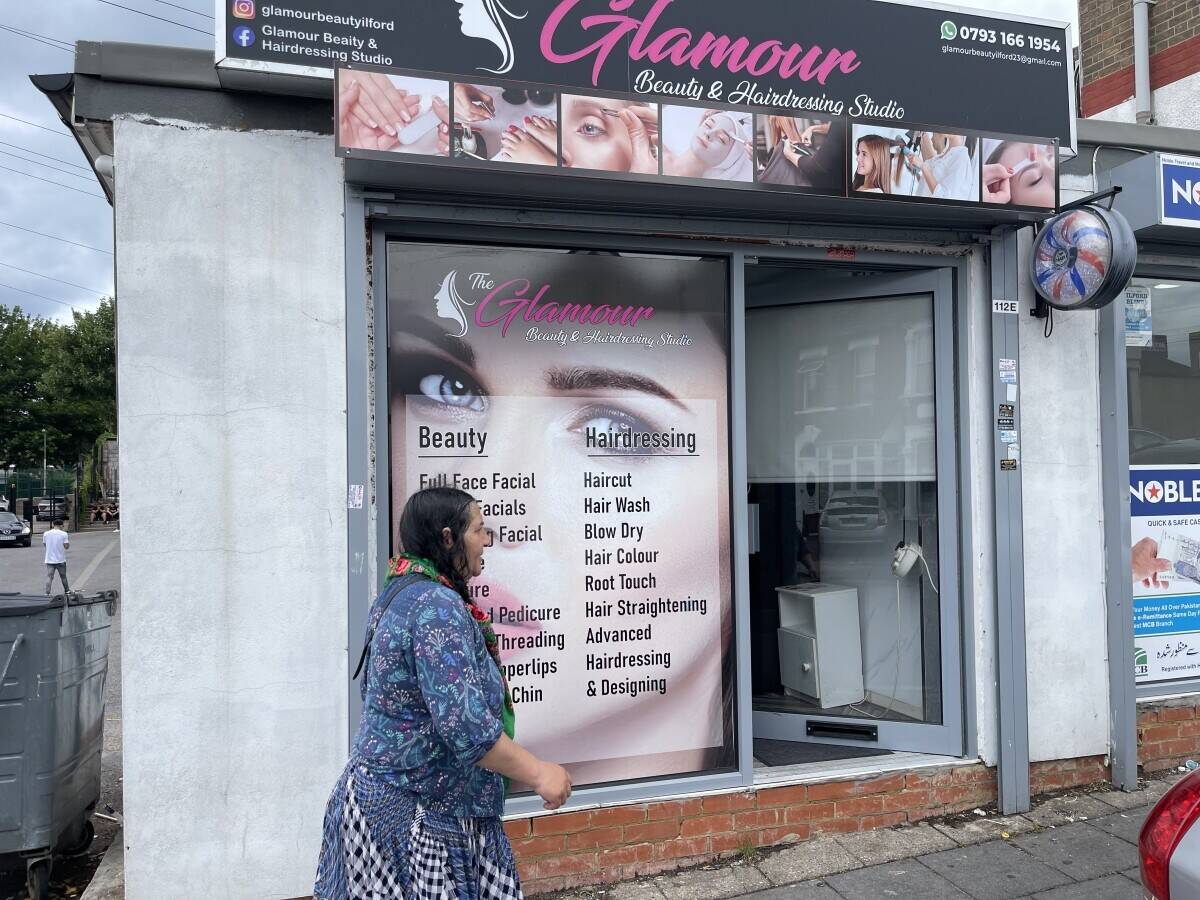 Beauty Saloon on Ilford lane , fully running and furnished, very cheap on rent and cheap premium