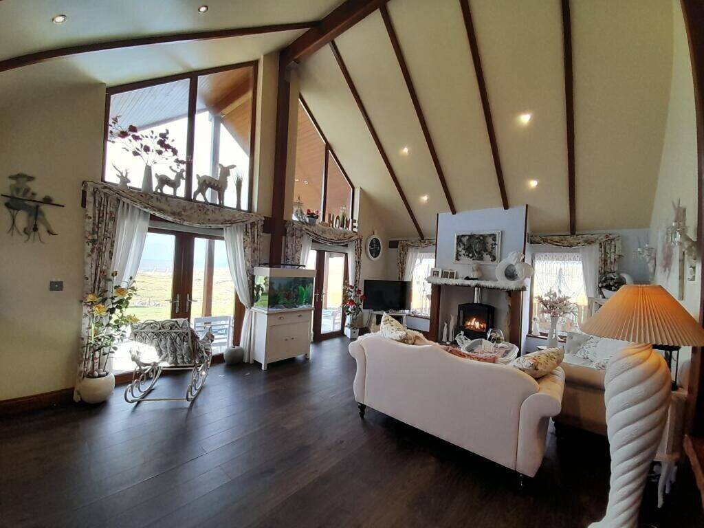 House with separate holiday home cottage with Stl license