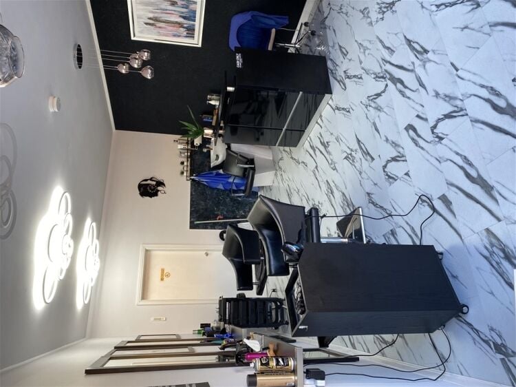 A POPULAR UNISEX SALON