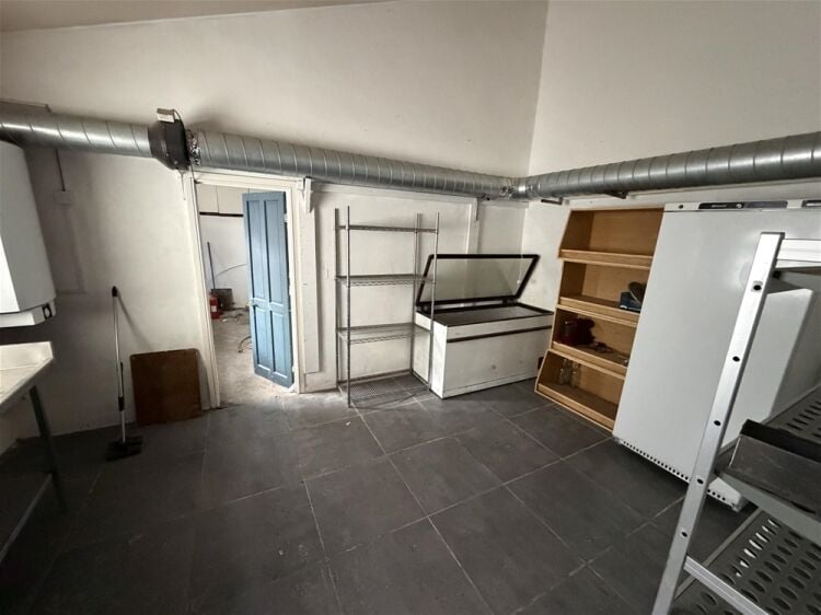 Vacant Unit For Sale in Huddersfield