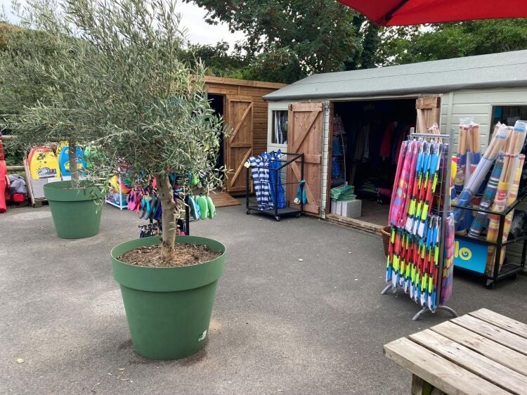 Rarely available freehold upmarket long established Convenience Store Photo 4