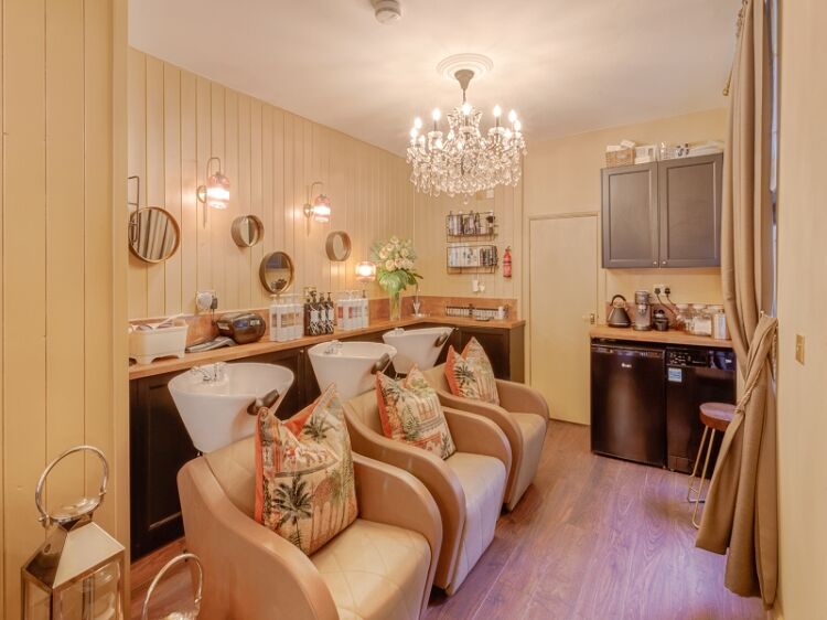 Highly rated hair salon for sale Photo 4