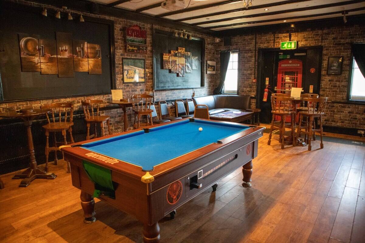 SURREY - WET-LED PUB IN RESIDENTIAL AREA Photo 4