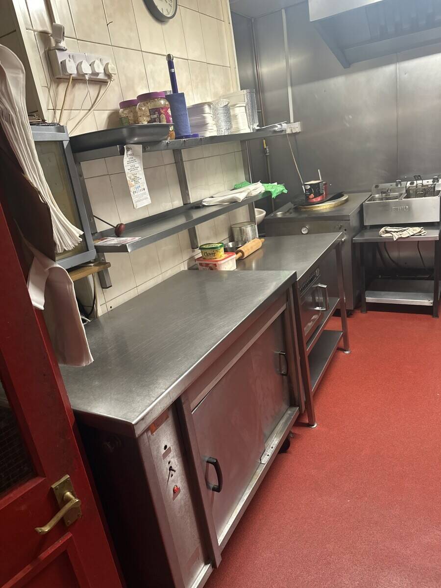 Saffron Indian takeaway in Birkenhead with 3 Bedroom Flat Photo 4