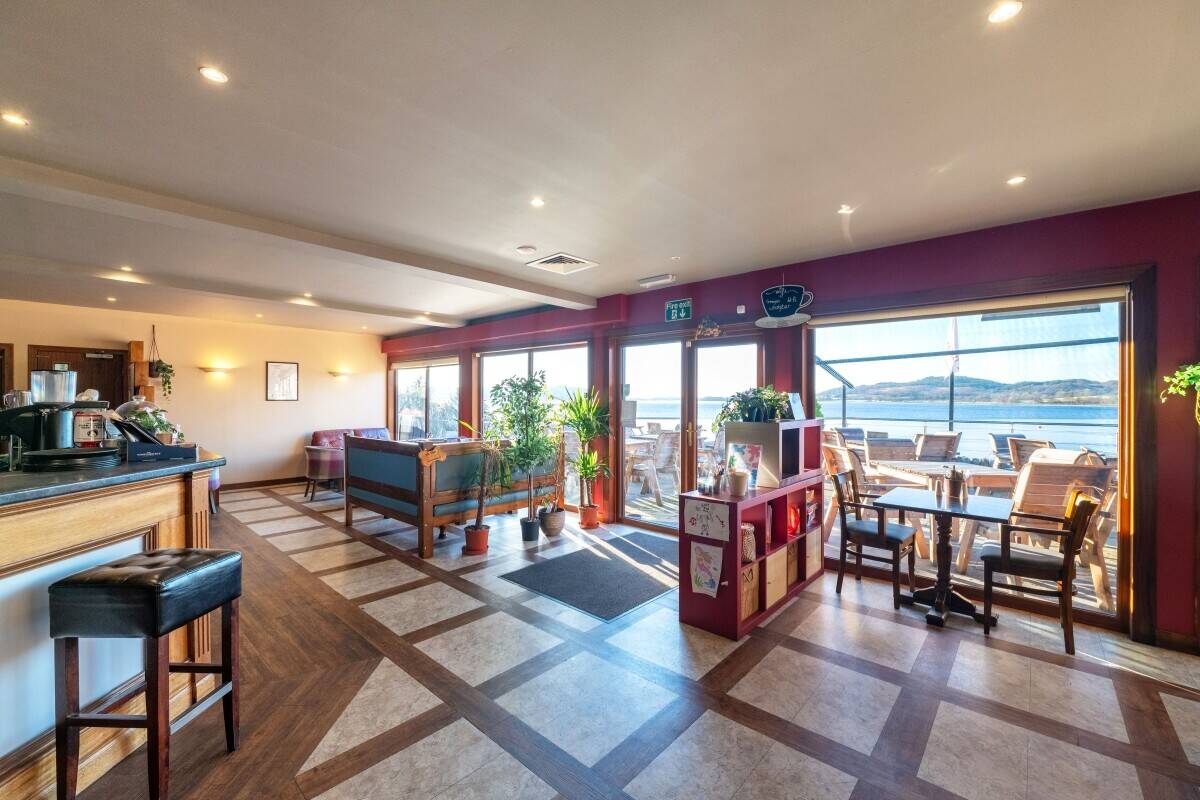 Opportunity to Run a Well-Established Pub/Restaurant on a Stunning Beach Photo 4