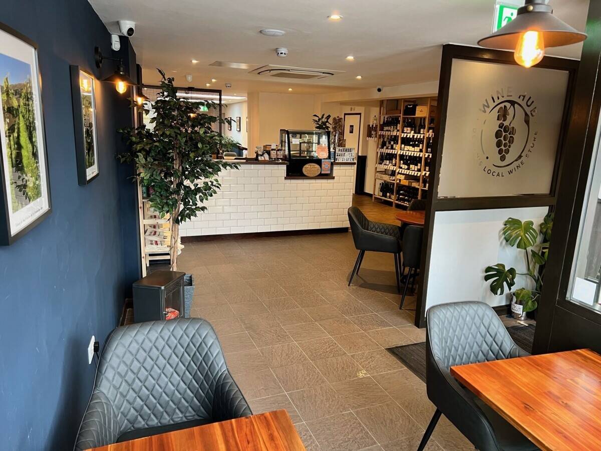 Licensed Cafe Bar & Restaurant In A Sought After East Devon Coastal Town Photo 2