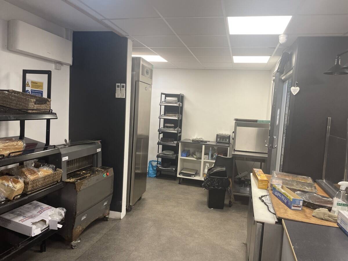 Bakery/cafe for sale in Upminster with full E license Photo 4