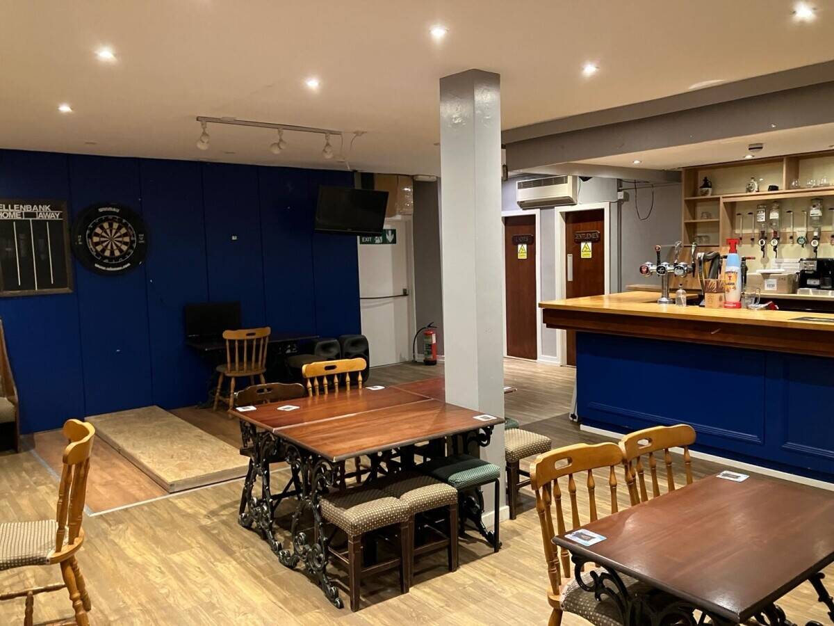 Traditional Pub in Dundee City Centre Photo 4
