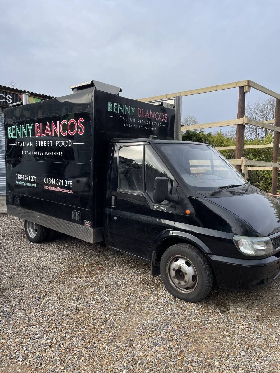 Pizza Mobile catering van Photo 4
