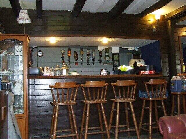 CARMARTHENSHIRE - VILLAGE CENTRE FREEHOUSE Photo 4