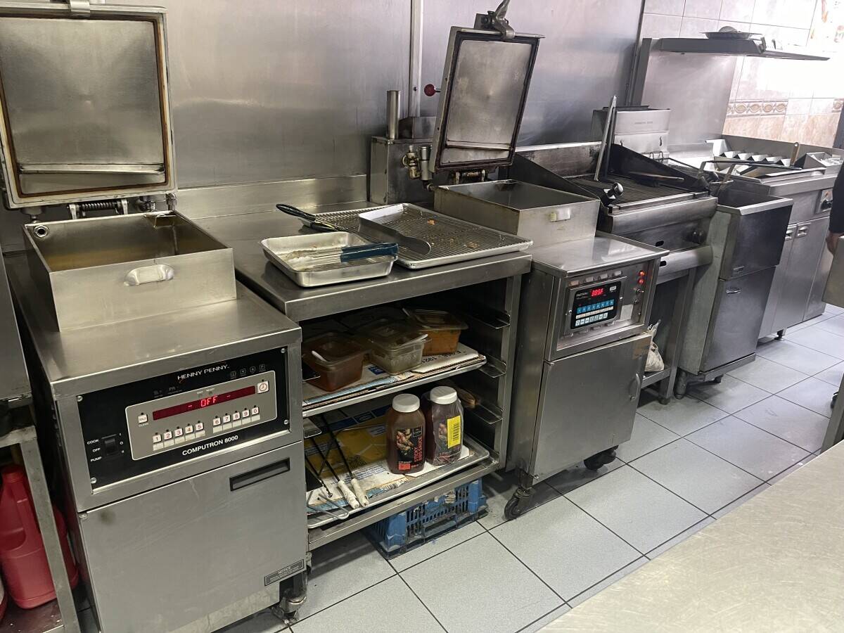 Fried Chicken and Pizza takeaway Photo 5