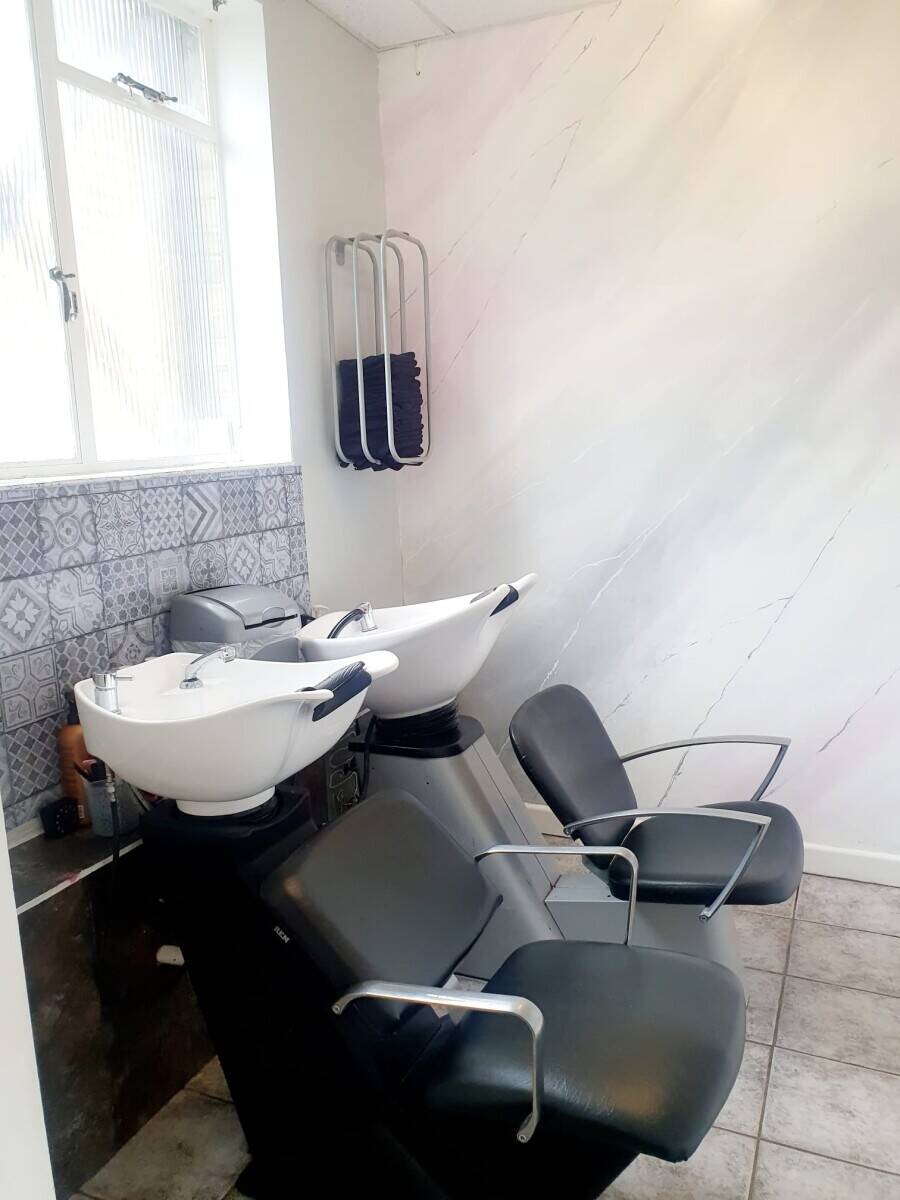 Busy salon for sale in dunstable
