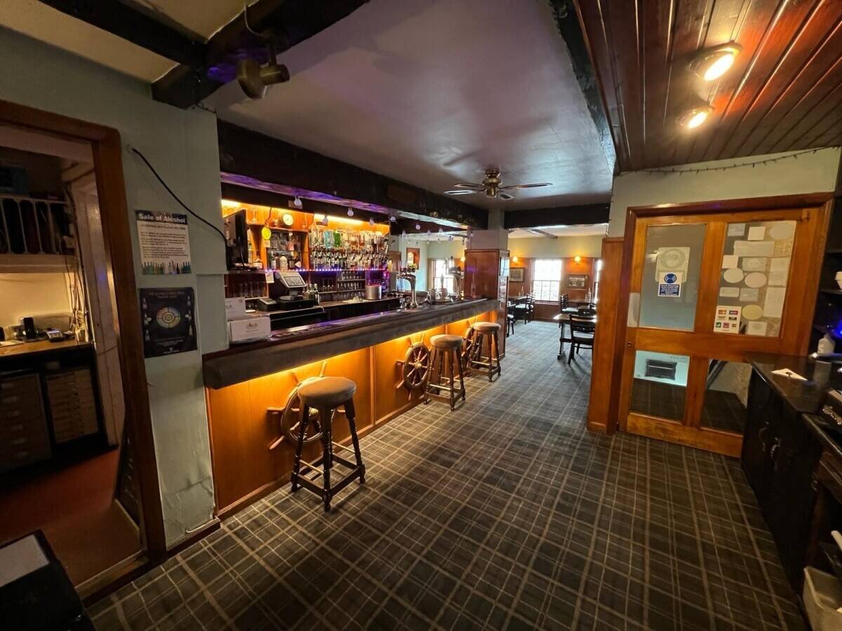Harbour side restaurant and bar in sought after location (ref 1643)
