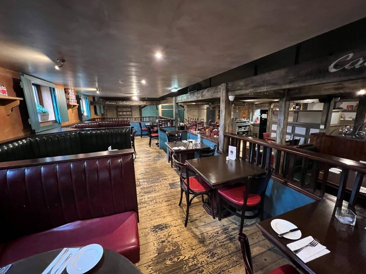 An outstanding town centre restaurant (ref 1648) Photo 4