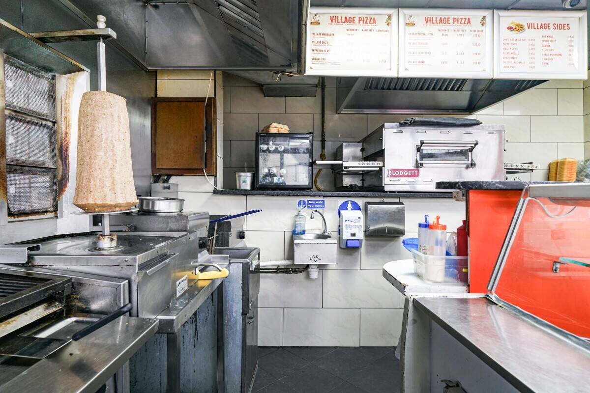 Grill & Kebab and Pizza shop for sale in Colnbrook Village Photo 4