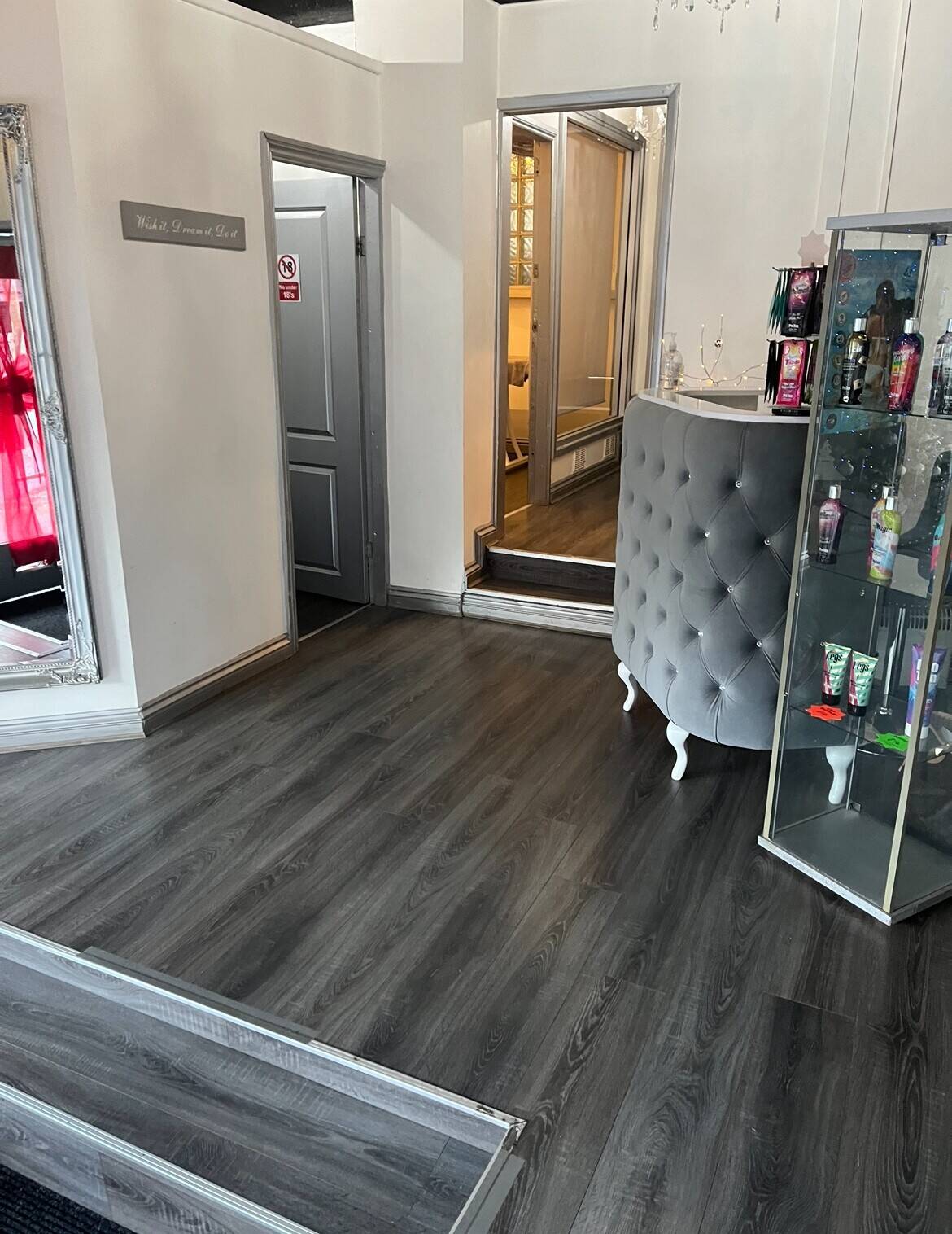 Nail bar and hairdresser for sale