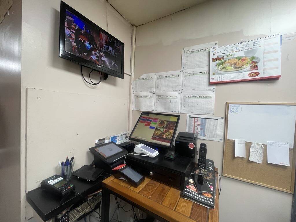 Takeaway & Desserts for sale, spacious workspace allowing alternative uses Photo 5