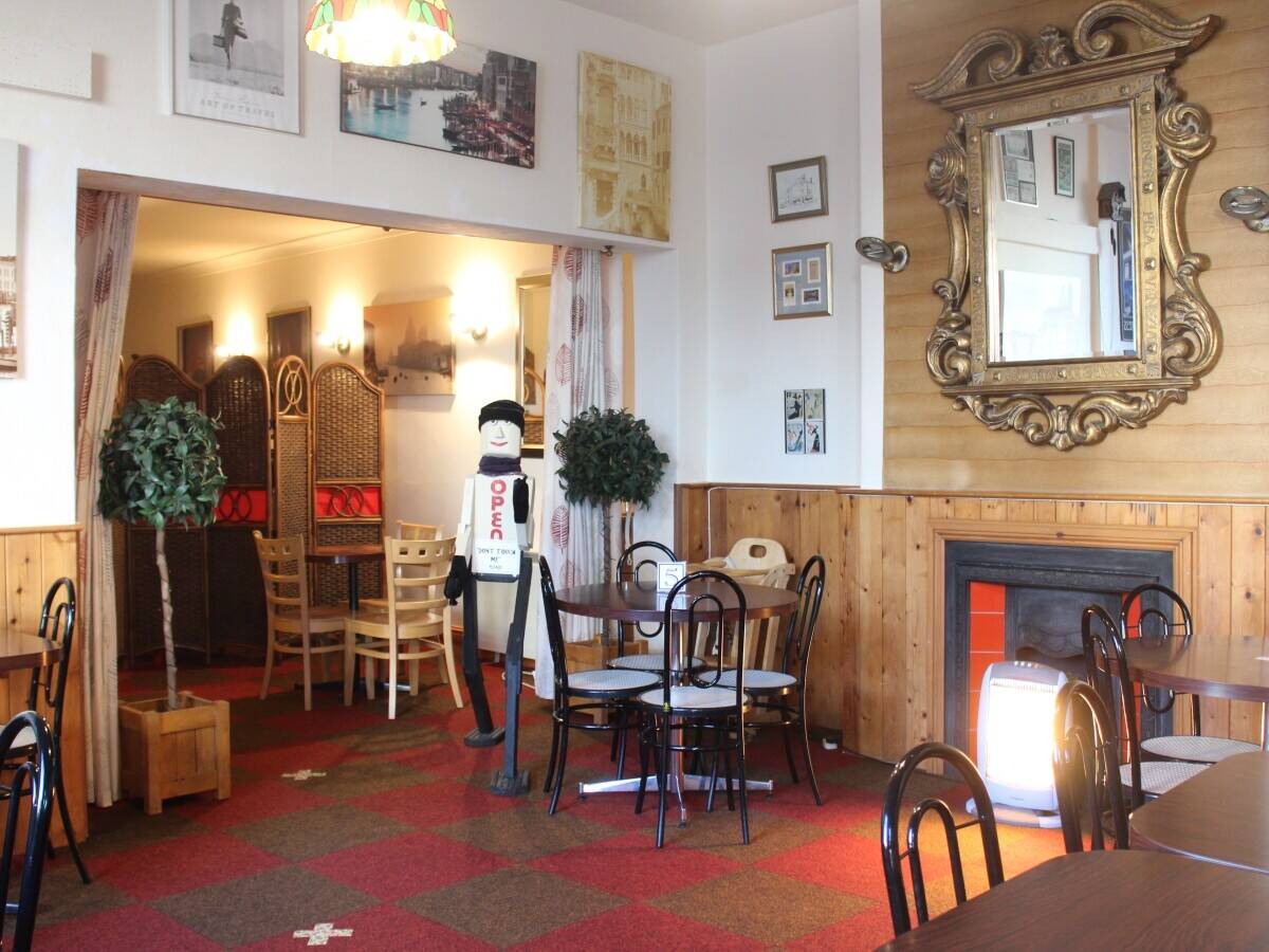 LINCOLNSHIRE COAST - HIGH STREET CAFE WITH 5 DOUBLE BEDROOMS