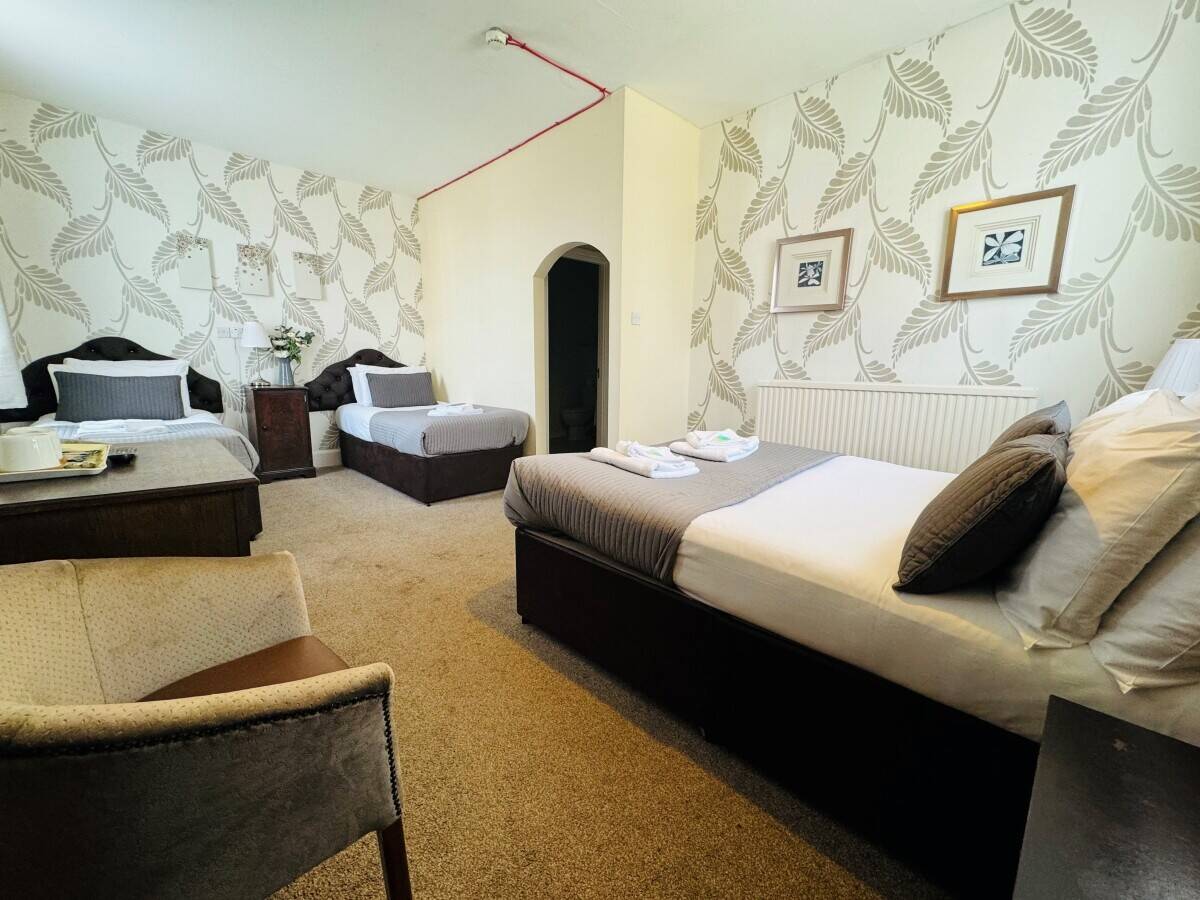 WORCESTERSHIRE - FAMED RIVERSIDE TOWN HIGH TRADING INN