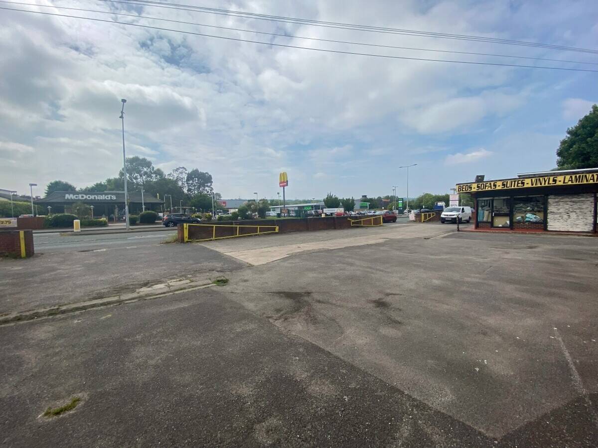FLINTSHIRE - APPROXIMATELY 0.30 ACRES OF LAND – MAIN ROAD DEVELOPMENT OPPORTUNITY