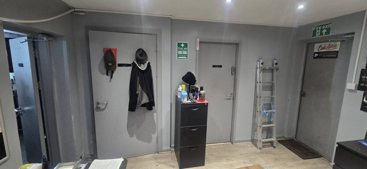 Garage workshop to let in Harlow Photo 5