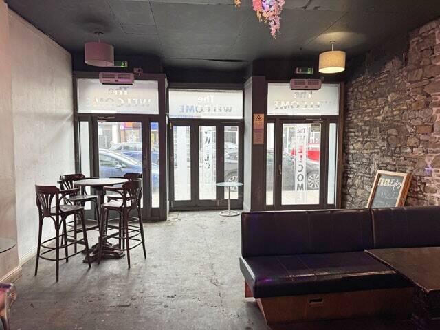 PORT TALBOT – PROMINENT HIGH STREET BAR/NIGHTCLUB WITH THREE FLATS INVESTMENT Photo 4