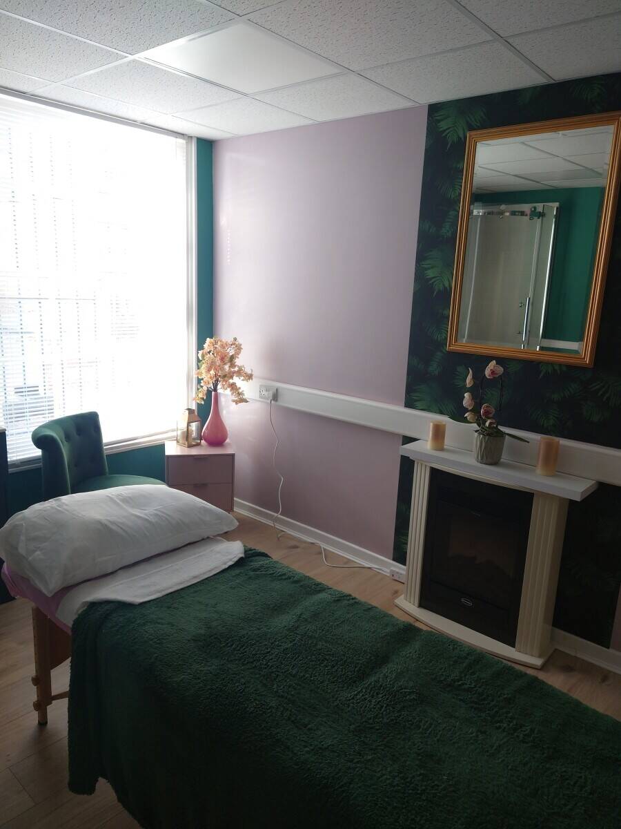 Beauty room for sale in heart of Wrexham town. Photo 4