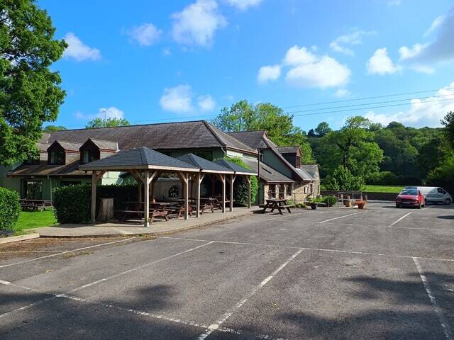 PEMBROKESHIRE - 10 BEDROOM 17TH CENTURY RIVERSIDE INN
