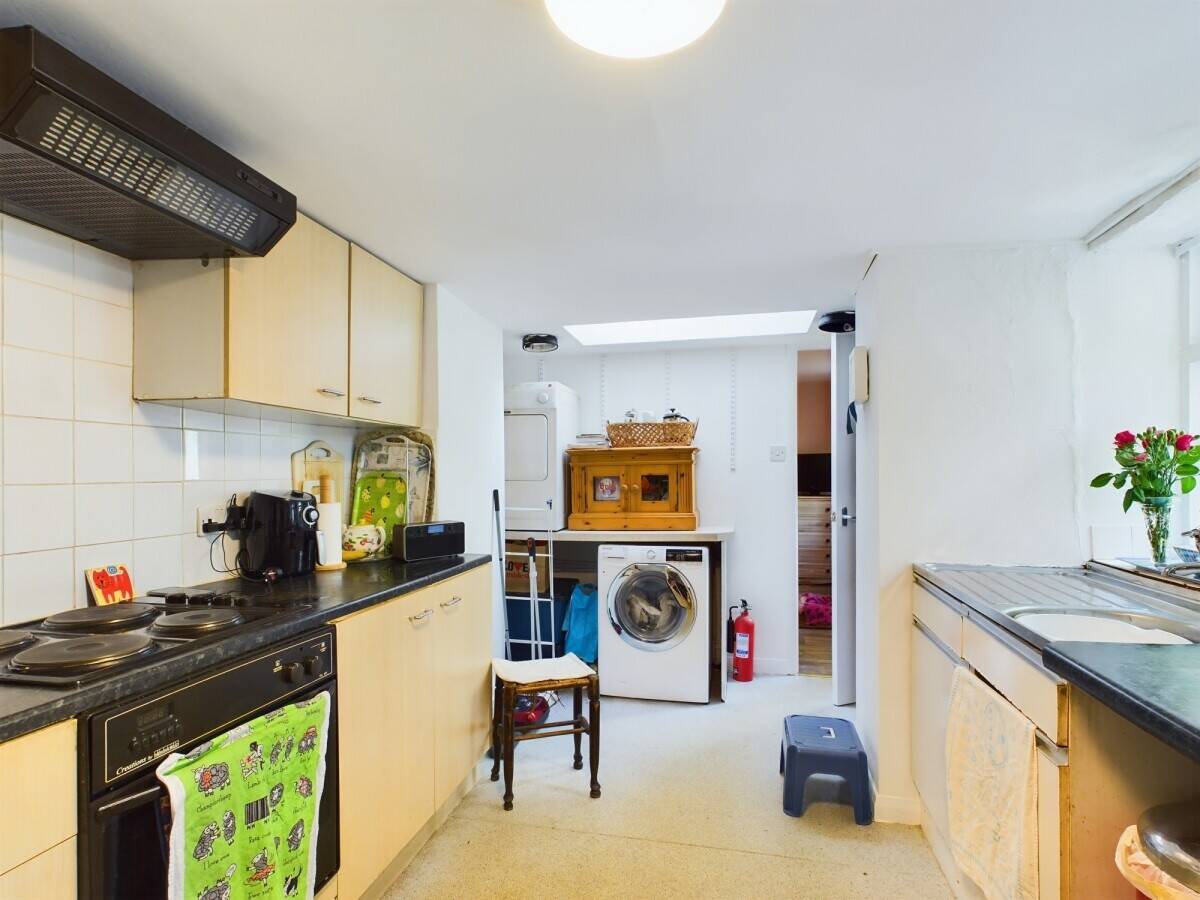 A substantial and traditional Lakeland Victorian property. Well proportioned seven bedroom property Photo 4