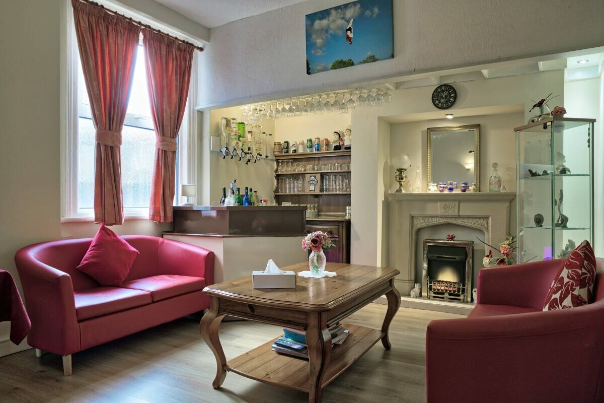 CONWY - 13 BEDROOM GUEST HOUSE IN CHARMING SEASIDE TOWN